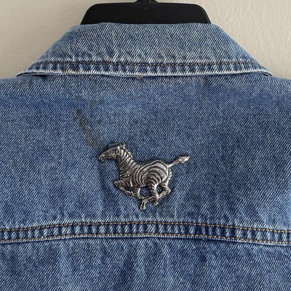 Vintage Sleeveless Jean Jacket Size L Vest Animals Pins Blue Denim 80s Music - Picture 9 of 13